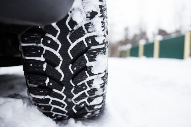 带尖钉的冬季轮胎图片下载
