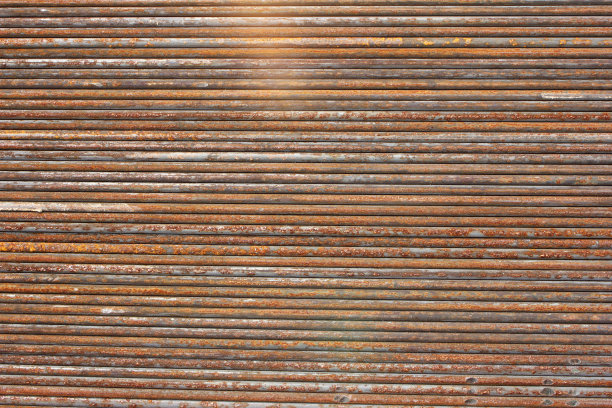 工厂里堆放着生锈的电线图片下载