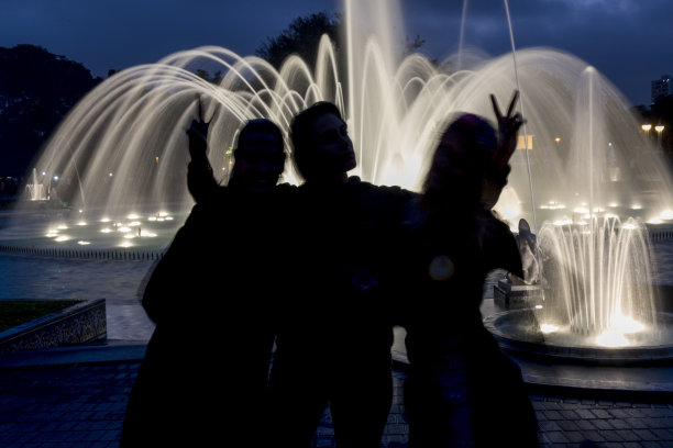 在保护区的公园里，一个神奇的水循环喷泉图片下载