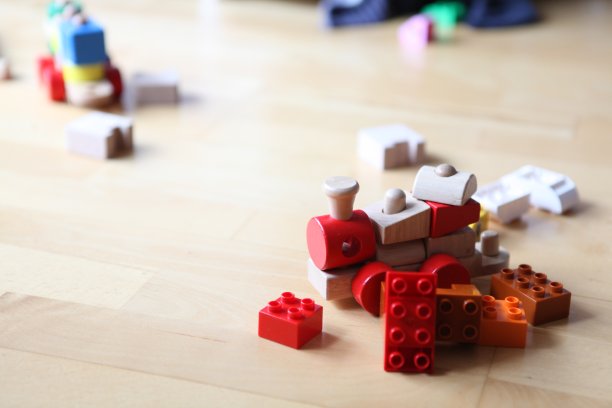 在儿童房的地板上放置玩具图片下载