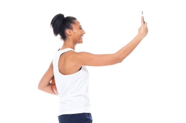 非裔美国篮球运动员在白色背景下自拍图片下载