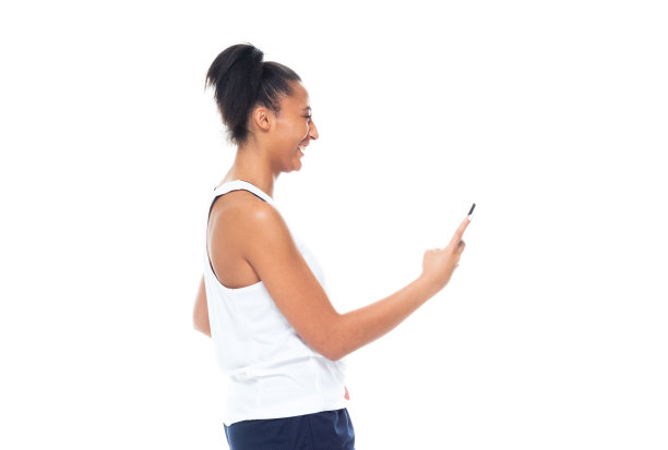 非裔美国篮球运动员在白色背景-在智能手机上发短信图片下载