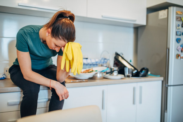 疲惫的年轻女子戴着防护手套图片下载