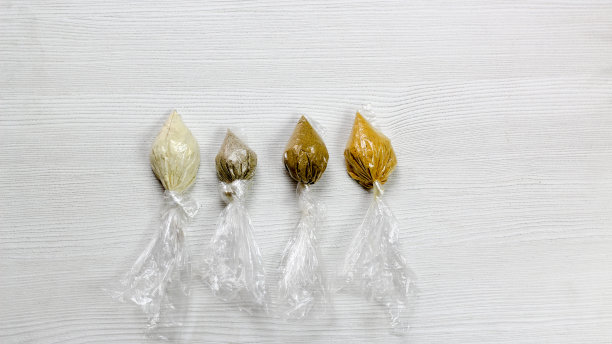 各种香料和药草装在白色背景的透明小塑料袋中图片下载