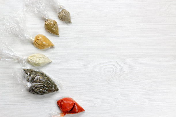 各种香料和药草装在白色背景的透明小塑料袋中图片下载