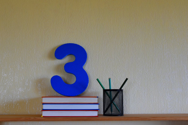 三本书，铅笔和书架上的三号图片下载