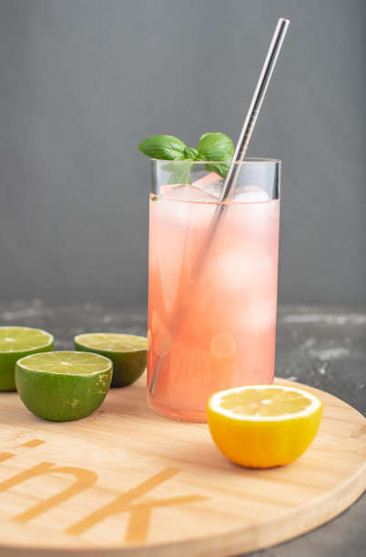 灰色背景上的粉色柠檬水图片下载