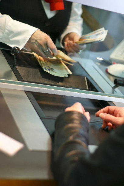 在银行出纳处支付定金图片下载