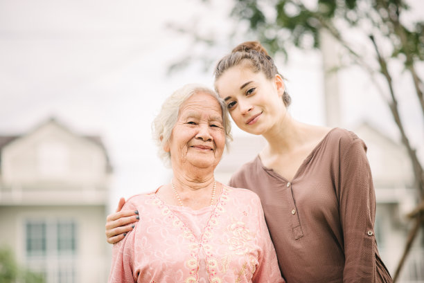 一个女人拥抱年长的亚洲女人图片下载