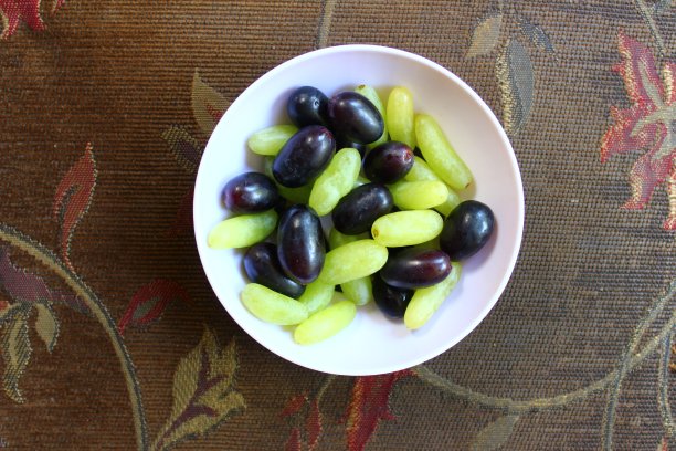 绿葡萄和黑葡萄图片下载