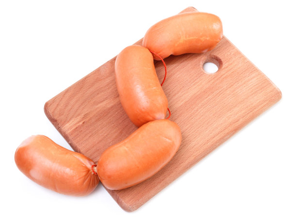 猪肉肉香肠放在木板上隔离图片下载