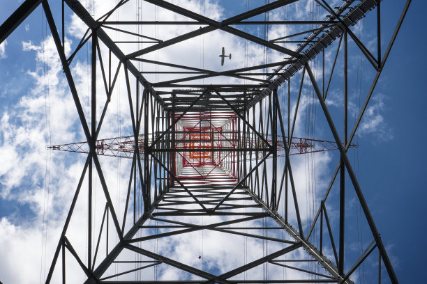 低角度拍摄电塔图片下载