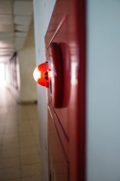 避免火灾的警铃和警告灯。垂直图图片下载