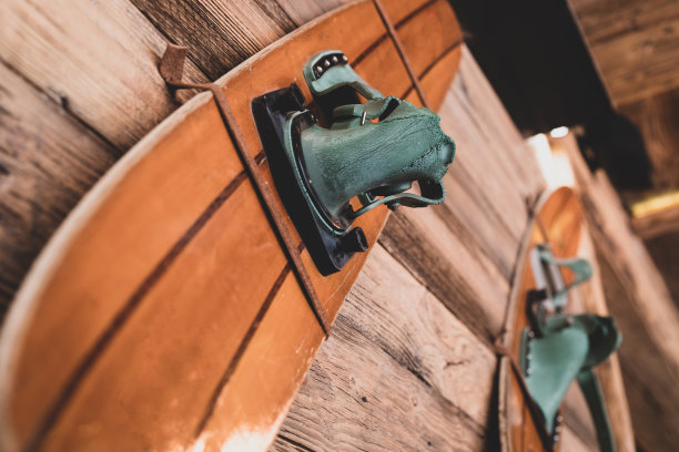 旧的木制滑雪板挂在墙上作为装饰图片下载