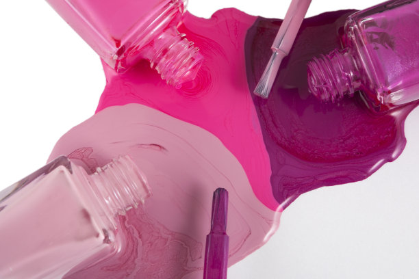 将指甲油洒在白色背景上图片下载