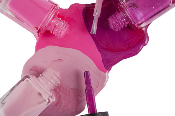 将指甲油洒在白色背景上图片下载