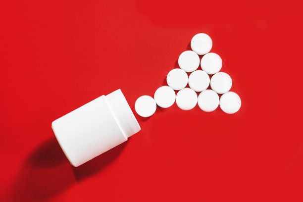 药瓶以红色为背景，用于演示、教育手册、设计图片下载
