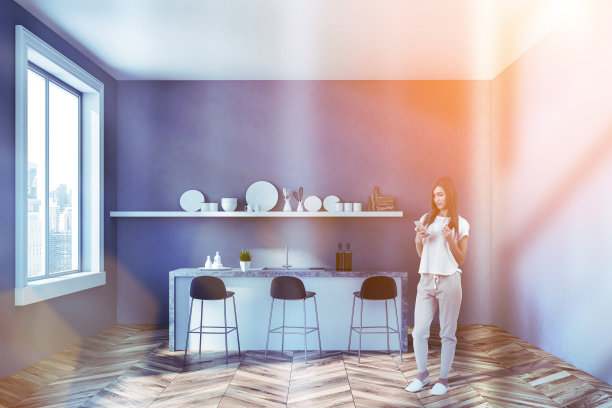 女人在灰色的厨房内部，酒吧图片下载