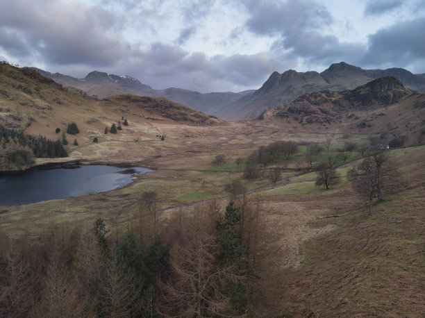 英国湖区的Blea Tarn和langdale Range的独特无人机日出景观图片图片下载