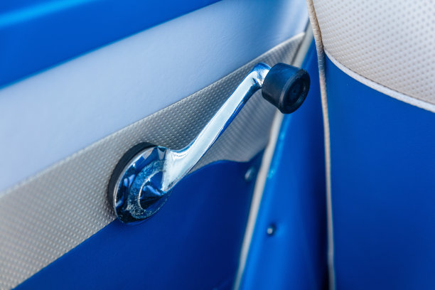 近距离观察哈瓦那一辆旧美国车的门把手。图片下载