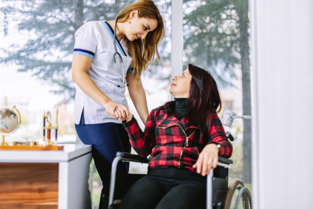 女医生，有残疾病人在医院图片下载