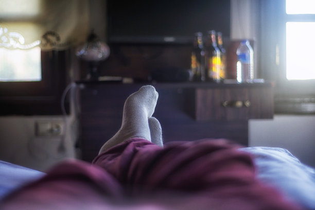 躺在床上，射脚图片下载