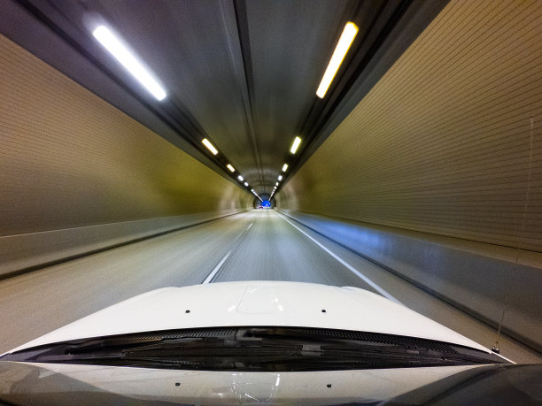 开车穿过隧道图片下载