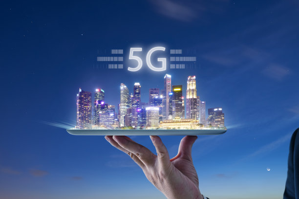 服务员手持数码平板电脑与智慧城市图片下载