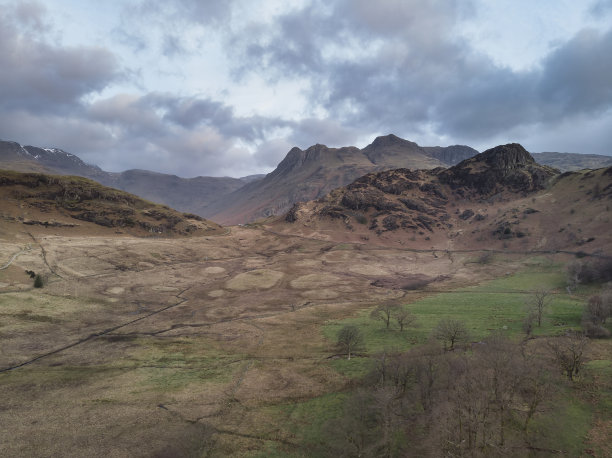 英国湖区的Blea Tarn和langdale Range的独特无人机日出景观图片图片下载