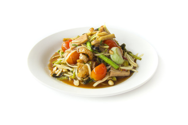 木瓜辣沙拉混合配料(Tum pha poo pla ra)传统的辛辣泰国食物侧视图孤立在白色背景上图片下载