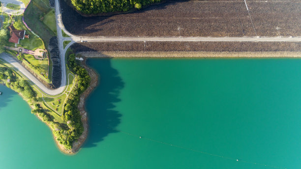 无人机航拍大坝周围的柏油路，美丽的自然景观图片下载