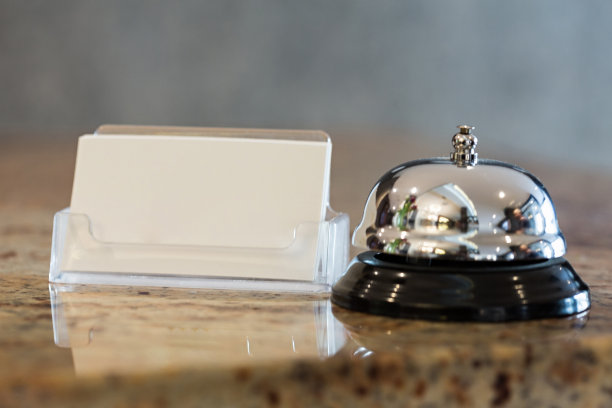 大理石柜台上挂着空名片的酒店接待铃图片下载