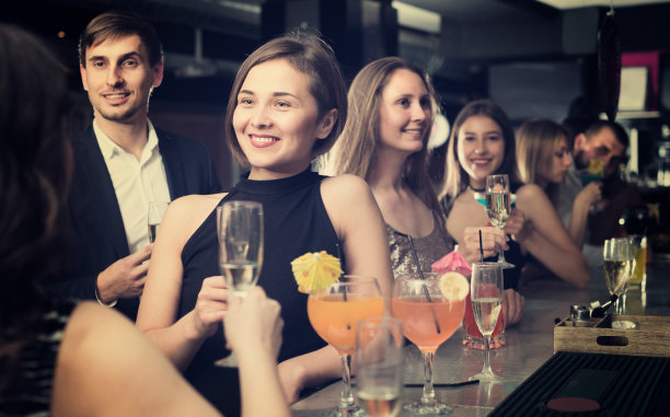 一位女士正在和同事交谈图片下载