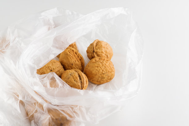 孤立在白色背景上的核桃图片下载