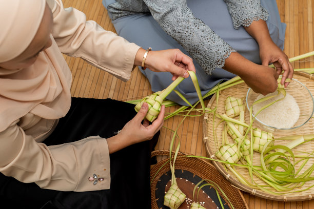 马来西亚家庭:开斋节庆典图片下载