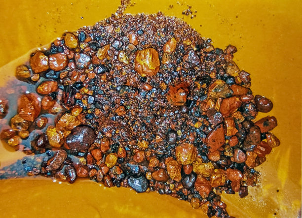 一堆冲洗过的钶钽铁矿。钶钽铁矿含有钽和铌等金属。图片下载