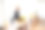 高弓步或战士式。女性在窗台上伸展身体。室内光线在瑜伽学校。健康的生活方式图片下载