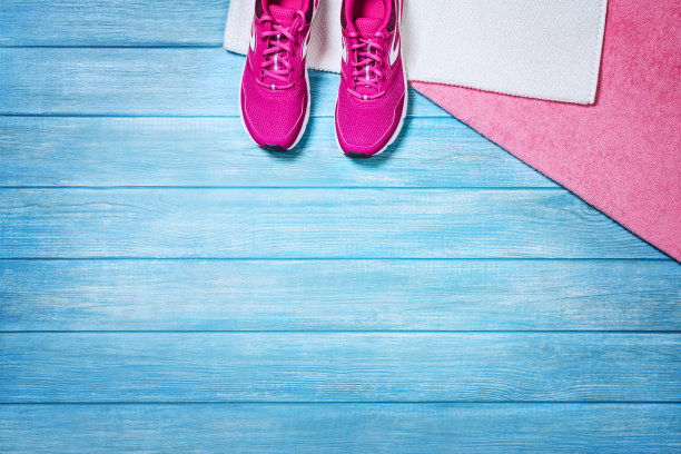 设置在蓝色木制背景上的体育活动，俯视图。图片下载