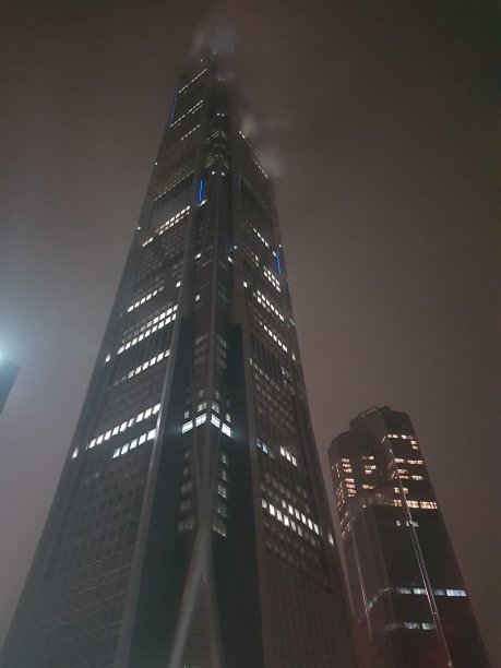 塔在晚上图片下载