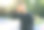 年轻的跑步者用智能手机听音乐。图片下载