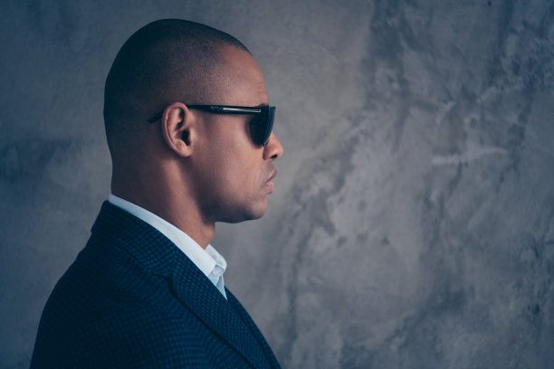 侧面照片英俊的衣领代理人企业家集中集中真正的绅士短发秃头严重阴沉的企业合作specs现代夹克孤立的黑暗背景图片下载