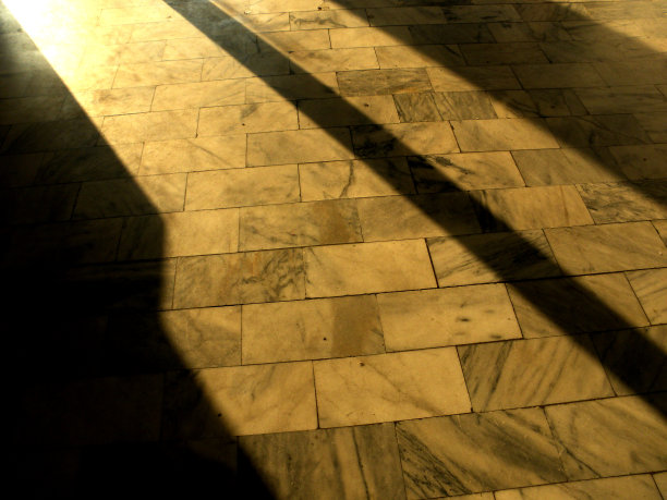 黄昏的光线洒在大理石地板上图片下载