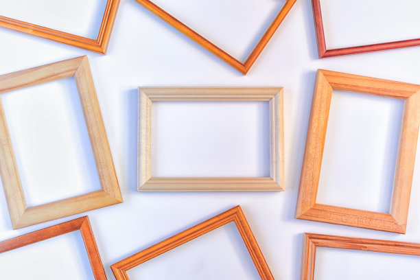 木制的空框架放在白色的背景上。布局的布局。图片与文字和图像的空间。模拟。图片下载