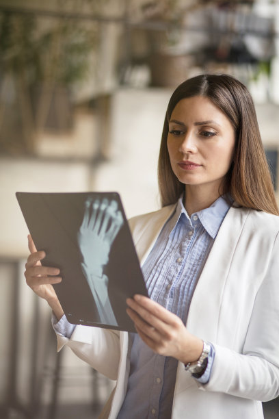 她是看x光片的专家。图片下载