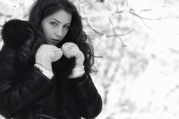 美丽的女孩在冬天雪白的单色图片下载