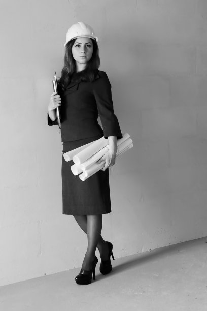 一名女建筑师在工地上的黑白照片，带着图纸和笔记本图片下载