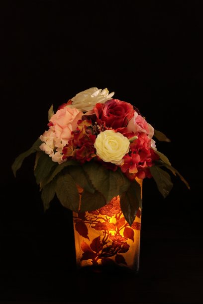 在一个发光的花瓶中织物花的现实的分支图片下载