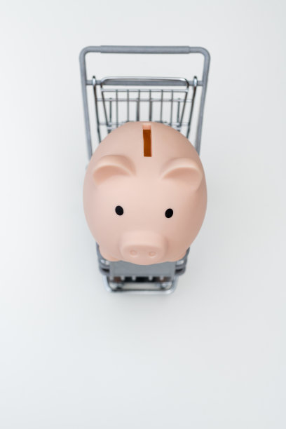 购物车里的储蓄罐被隔离在白色的背景上图片下载