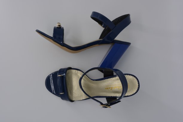 蓝色妇女凉鞋为妇女从真正的漆皮与金色鞋垫高蓝色大而厚的鞋跟。图片下载