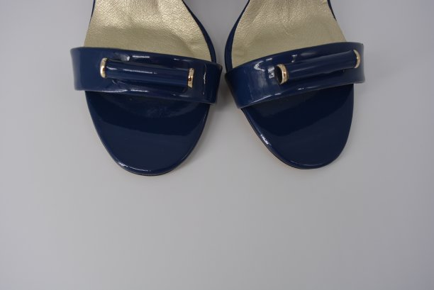 蓝色妇女凉鞋为妇女从真正的漆皮与金色鞋垫高蓝色大而厚的鞋跟。图片下载